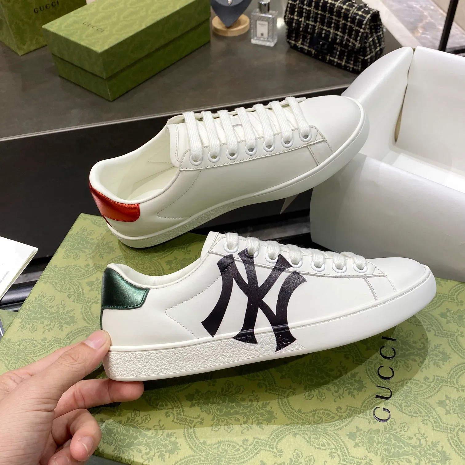 👟👟Ex-factory price 440👟👟 Men's size +10 Gucci's GG white shoes, the same style as Ni Ni, have been popular in recent years; new colors are constantly updated; stars, Internet celebrities, live broadcasts, etc. will definitely plant grass and call them. Classic fashion style, 5D drawing printing; electric embroidery surface, etc... Original customized cowhide color, first layer of cowhide inside, original outsole... Shiny color drawing/electric embroidery surface embellished on the side of the shoe body, package production process‼ Size: Female 35-40# Male 39-46#
